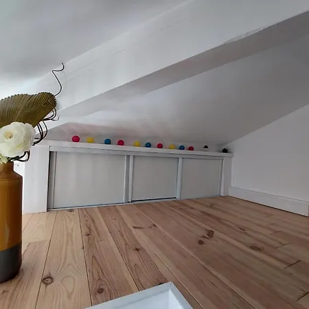 Renove A 50m De La Avec Balcon Et Parking - Fr-1-550-78 Royan