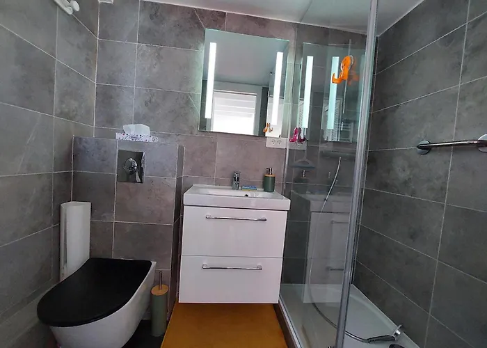 Apartment Renove A 50m De La Avec Balcon Et Parking - Fr-1-550-78 *