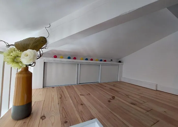 Renove A 50m De La Avec Balcon Et Parking - Fr-1-550-78 Royan